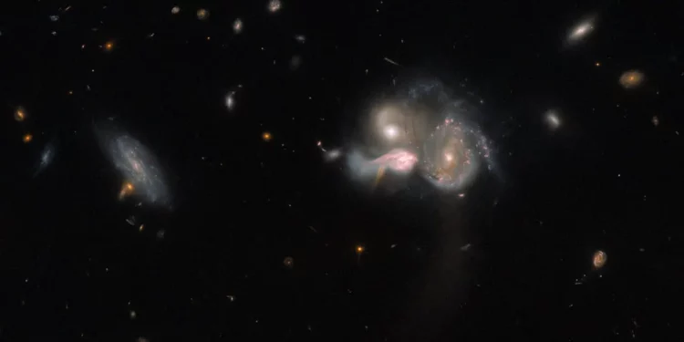 Telescopio Hubble de la NASA capta a tres galaxias chocando y fusionándose