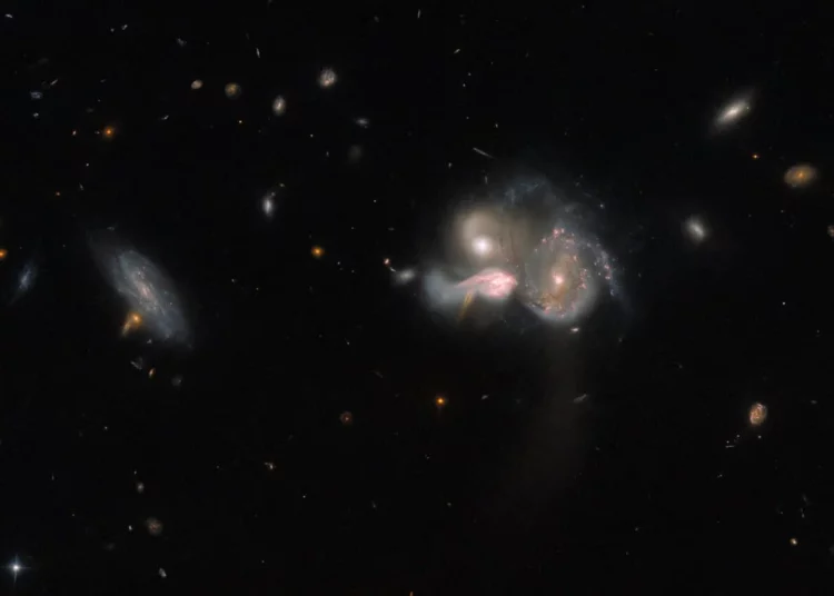 Telescopio Hubble de la NASA capta a tres galaxias chocando y fusionándose