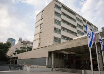 Hombre es acusado de grabar a personas en los baños de su empresa y residencia