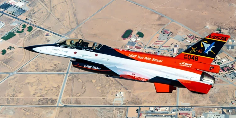Caza F-16 modificado realiza un “asombroso” vuelo controlado por IA