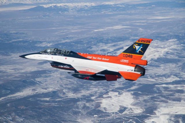 Caza F-16 modificado realiza un “asombroso” vuelo controlado por IA