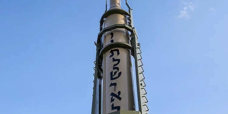 Irán exhibe un misil balístico con la inscripción “Muerte a Israel” en hebreo