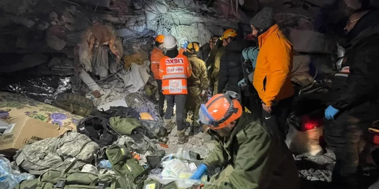 Equipos de las FDI rescatan a 10 civiles en el sur de Turquía