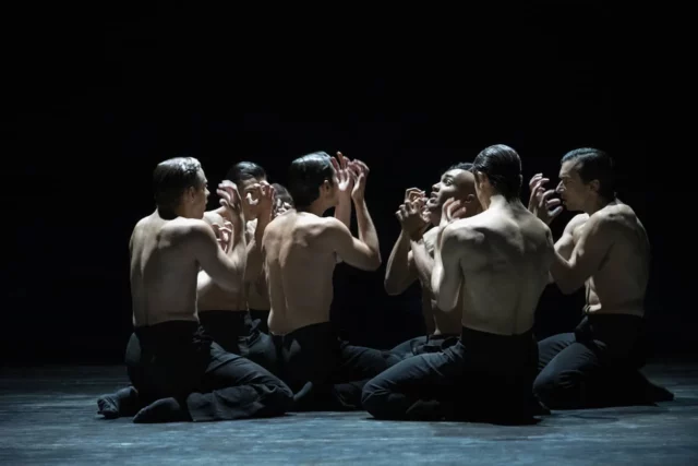 Director de ballet que arrojó caca de perro a un crítico se presentará en Israel