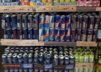 Israelí casi muere tras beber 12 latas de bebidas energéticas