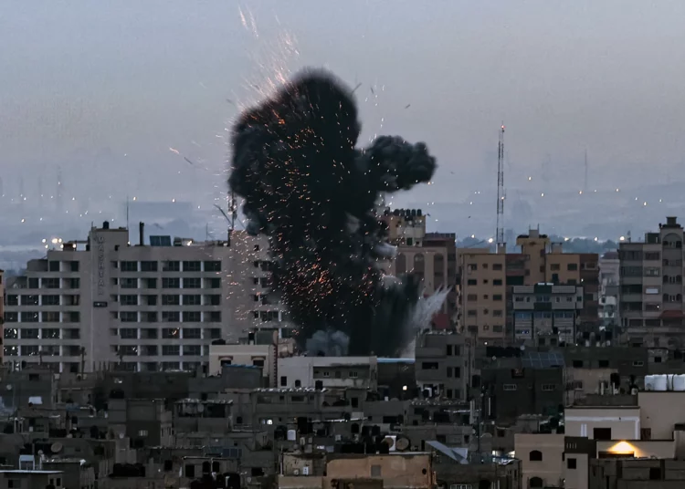 Israel bombardea instalaciones de Hamás en Gaza tras el lanzamiento de 6 cohetes