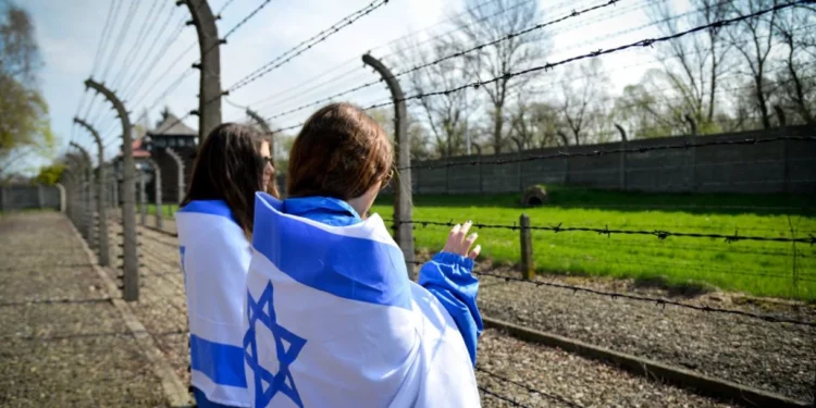 Israel quiere reparar los lazos con Polonia y reanudar los viajes educativos sobre el Holocausto