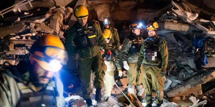 Las FDI rescatan a 4 personas durante las operaciones en el sur de Turquía