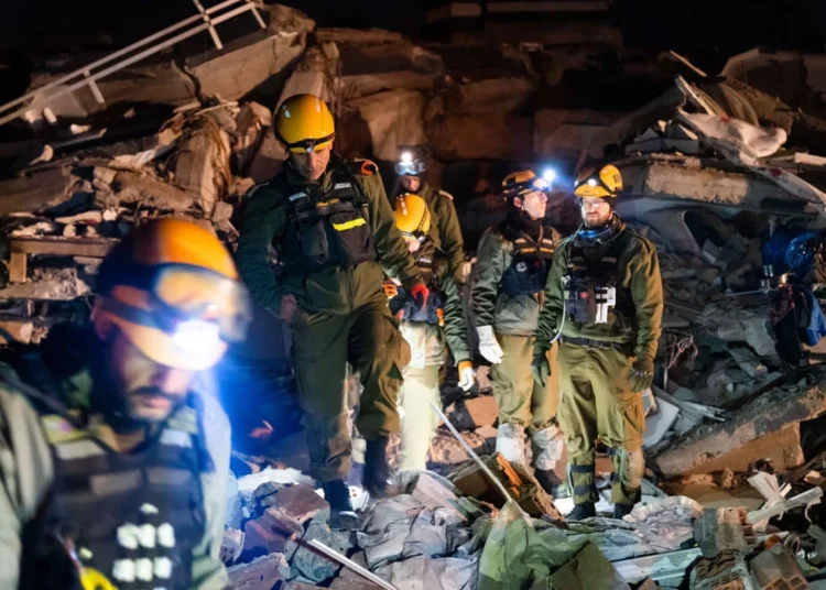Las FDI rescatan a 4 personas durante las operaciones en el sur de Turquía