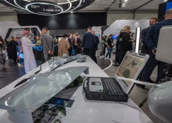 Rusia y Ucrania exhiben municiones de asalto en la feria de armamento IDEX