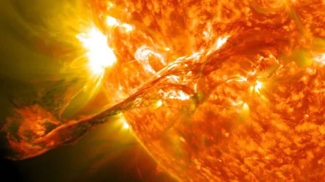 Un enorme tentáculo de plasma se desprende del Sol