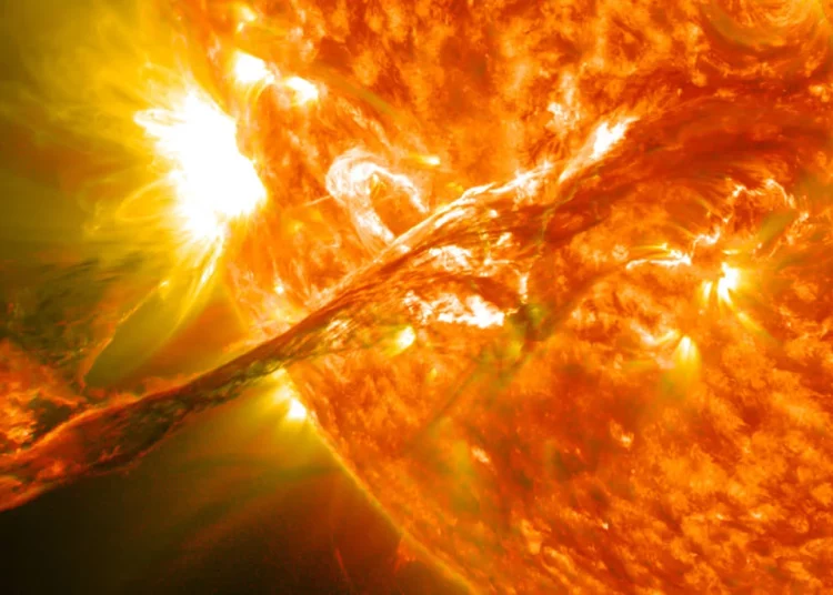 Un enorme tentáculo de plasma se desprende del Sol