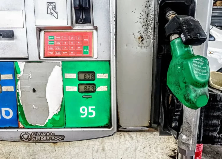 El precio de la gasolina en Israel descenderá ligeramente este martes
