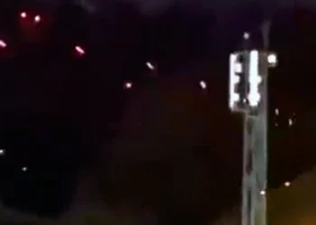 Se oyen explosiones en la ciudad iraní de Karaj, se activan los sistemas de defensa antiaérea