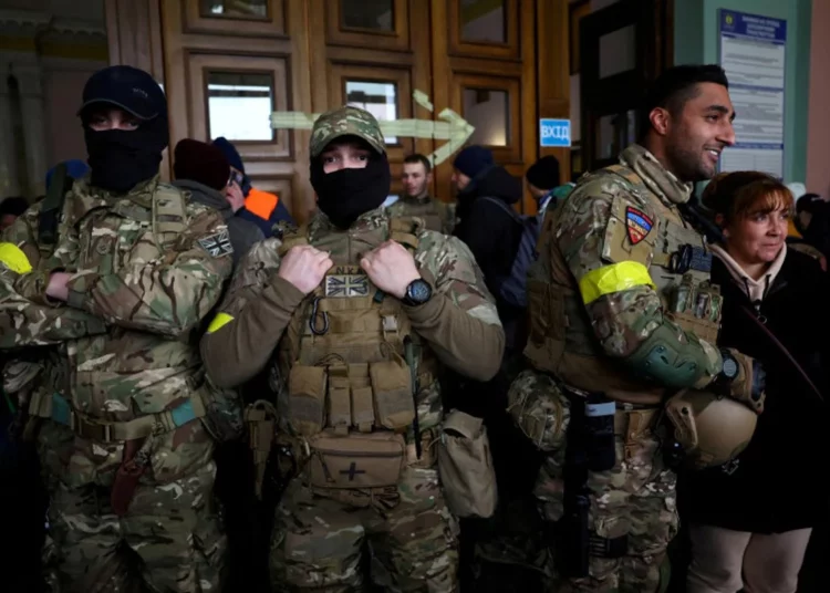 Mercenarios extranjeros en Ucrania cobran sueldos de hasta 3.000 dólares