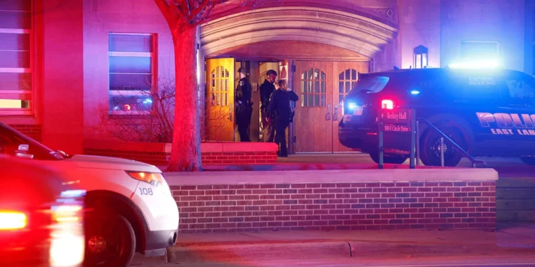 Liberan a sospechoso de la muerte de 3 personas en la Universidad Estatal de Michigan