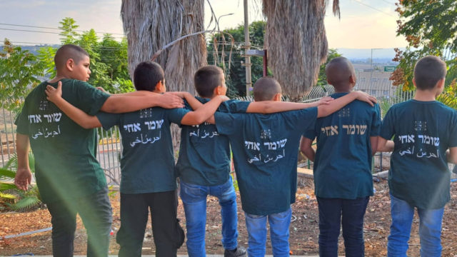 Un grupo de jóvenes inculca el amor por la tierra a beduinos y judíos