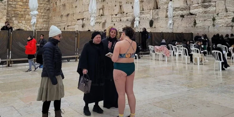 Mujer protesta en el Muro Occidental con ropa de baño