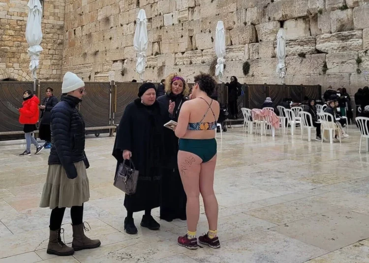 Mujer protesta en el Muro Occidental con ropa de baño