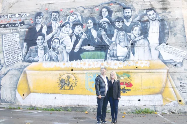 Israelí pinta mural en Nazaret en apoyo a las mujeres iraníes