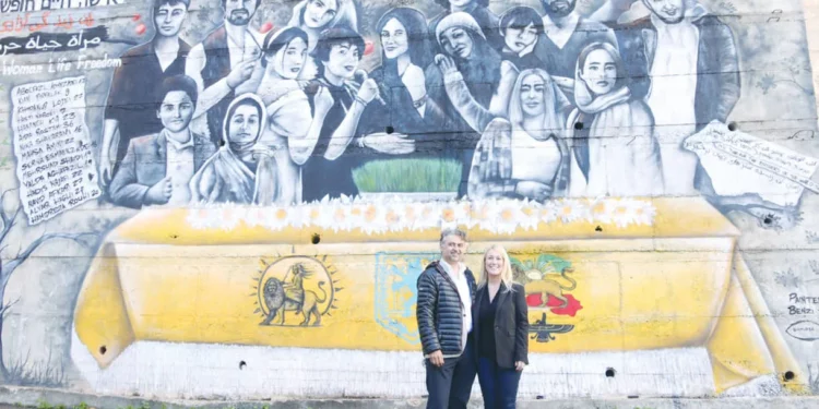 Israelí pinta mural en Nazaret en apoyo a las mujeres iraníes
