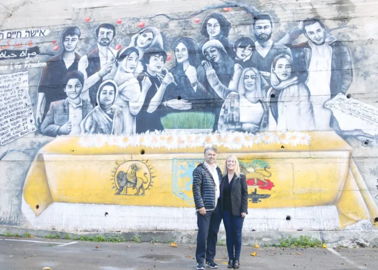 Israelí pinta mural en Nazaret en apoyo a las mujeres iraníes