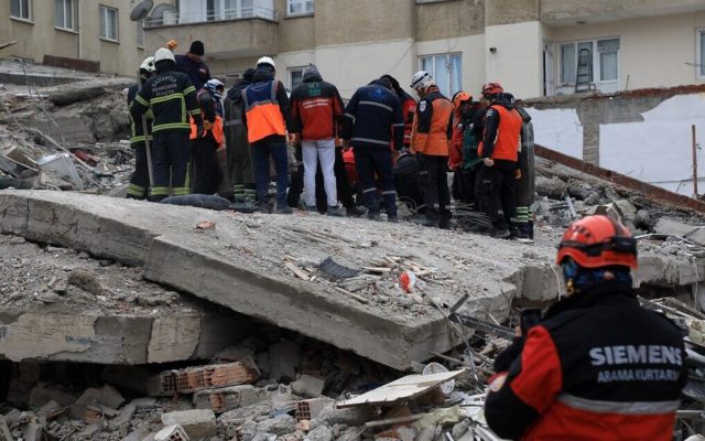 El número de muertos por el terremoto en Turquía y Siria supera los 7.100
