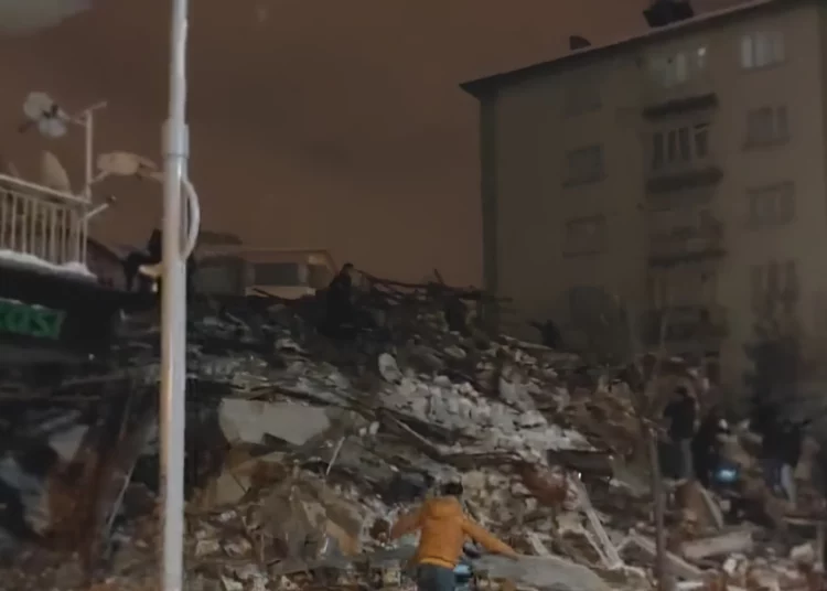 Un fuerte seísmo derriba edificios en Turquía y Siria