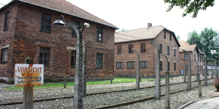 Investigan a jóvenes alemanes por saludo nazi en Auschwitz