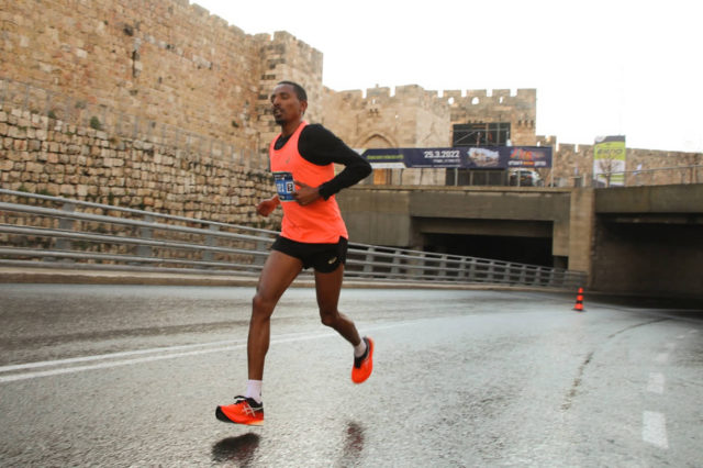 12 fotos antiguas y nuevas de los hitos del recorrido del maratón de Jerusalén