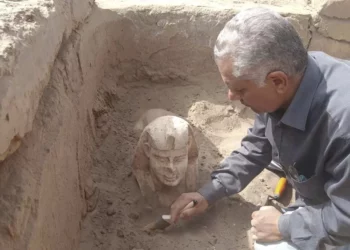 Arqueólogos egipcios hallan una estatua romana de hace 2.000 años parecida a una esfinge