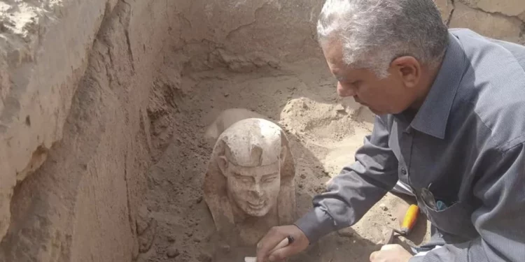 Arqueólogos egipcios hallan una estatua romana de hace 2.000 años parecida a una esfinge