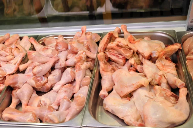 La escasez de aves de corral afecta a los mataderos del norte de Israel antes de Pésaj