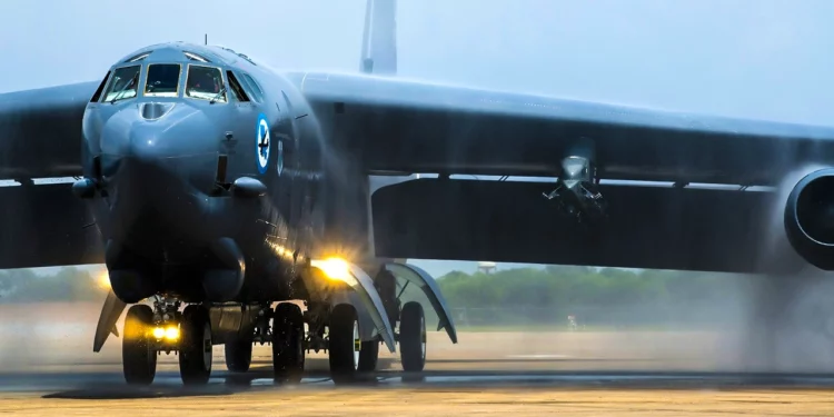 El B-52 es el bombardero que “está en todas partes, al mismo tiempo”
