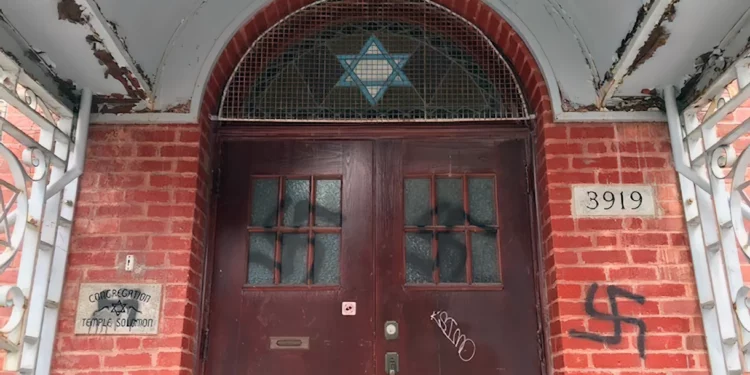 Sinagoga histórica de Montreal vandalizada con simbología antisemita