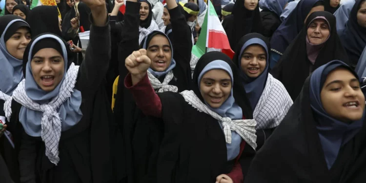 Irán detiene a los primeros implicados en las intoxicaciones de más de 5 mil alumnas