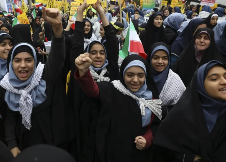 Irán detiene a los primeros implicados en las intoxicaciones de más de 5 mil alumnas