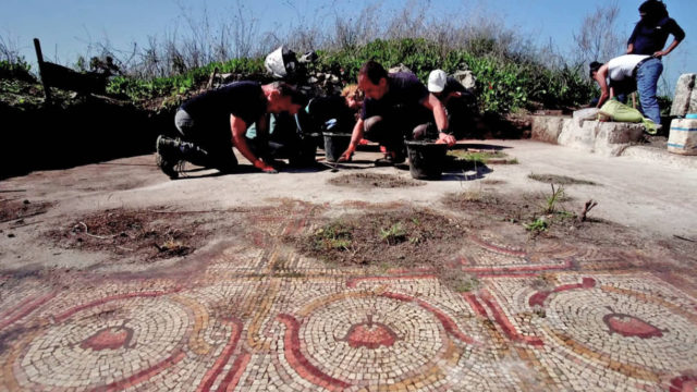 Arqueólogos hallan un mosaico de época romana en la Ruta Nacional de Israel