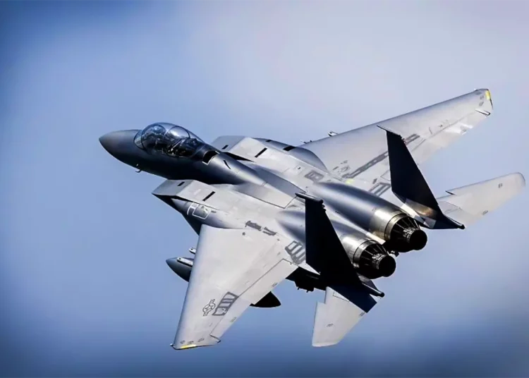 El F-15E Strike Eagle vuela más horas al mes que el F-35