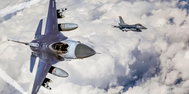 Un F-16V y un caza de 50 años operan en un combo de interceptación