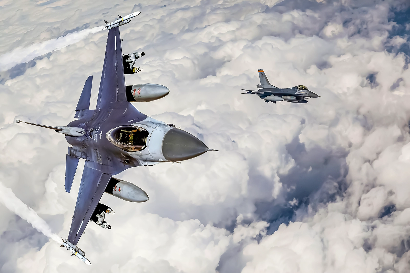 Un F-16V y un caza de 50 años operan en un combo de interceptación