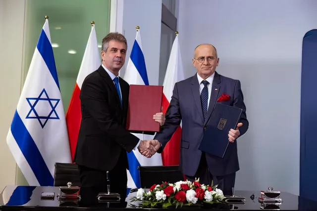 Israel y Polonia logran restablecer lazos en medio de disputa por visitas guiadas al Holocausto
