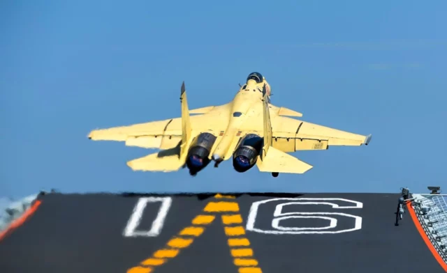 El J-15: El Caza de portaaviones chino con raíces rusas