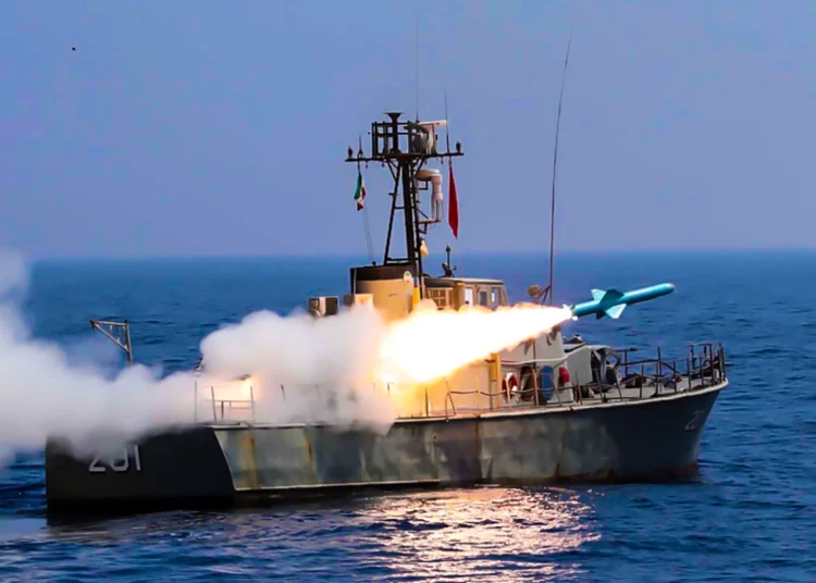 El CGRI iraní despliega nuevos misiles y buques de aprovisionamiento naval