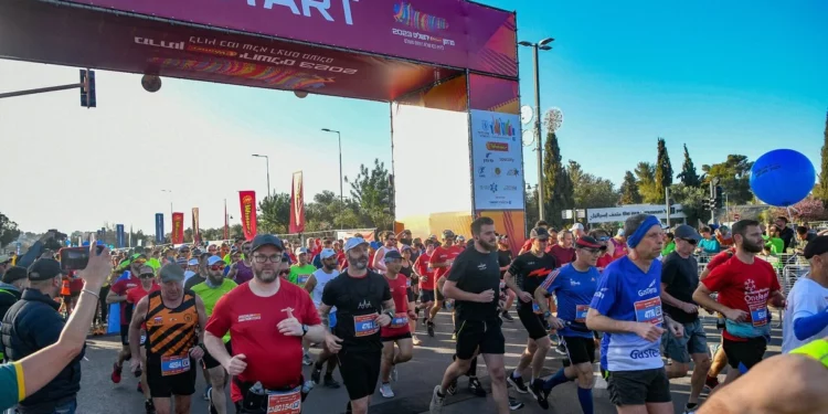 Decenas de miles corren en el Maratón anual de Jerusalén