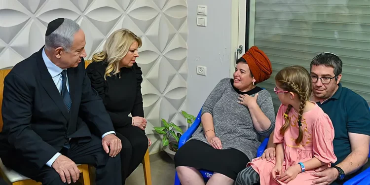 Netanyahu visita a familia de víctimas del terrorismo palestino