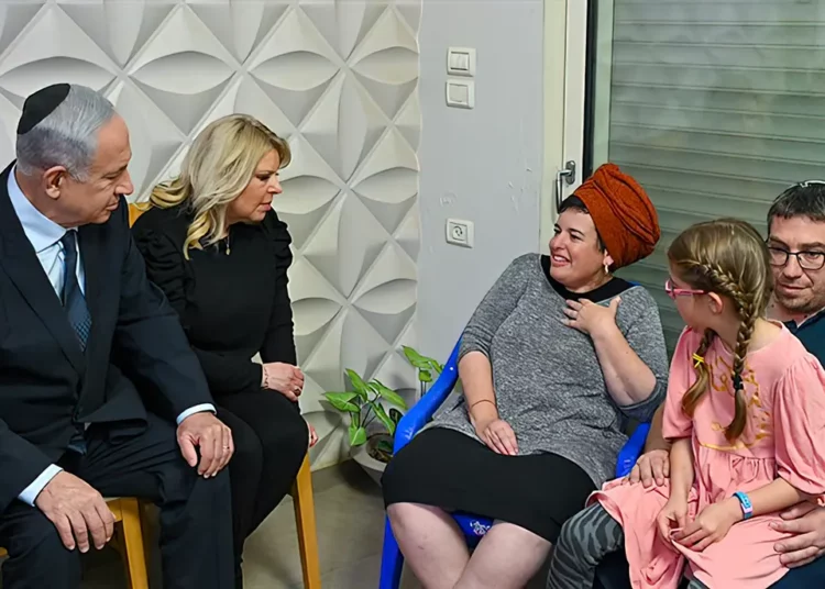 Netanyahu visita a familia de víctimas del terrorismo palestino