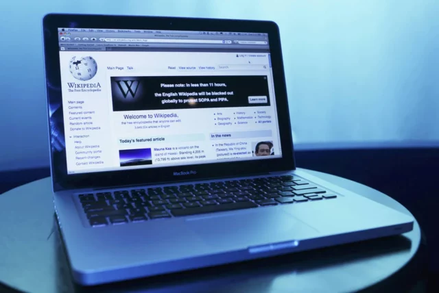 Wikipedia examina la falsificación de entradas relacionadas con el Holocausto