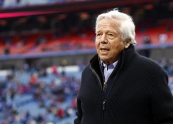 Robert Kraft lucha contra el antisemitismo con una campaña publicitaria