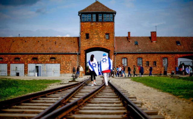 Israel y Polonia llegan a un acuerdo para reanudar los viajes escolares sobre el Holocausto tras 3 años de interrupción